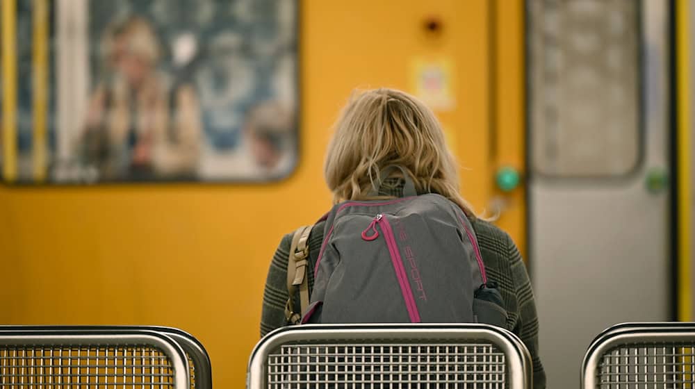 Die Berliner Grünen wollen die Sicherheit für weibliche Fahrgäste verbessern und schlagen spezielle Frauen-Abteile in der U-Bahn vor. (Archivbild) / Foto: Niklas Graeber/dpa