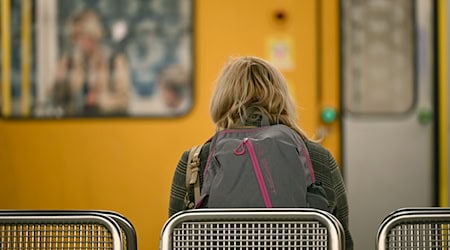 Die Berliner Grünen wollen die Sicherheit für weibliche Fahrgäste verbessern und schlagen spezielle Frauen-Abteile in der U-Bahn vor. (Archivbild) / Foto: Niklas Graeber/dpa