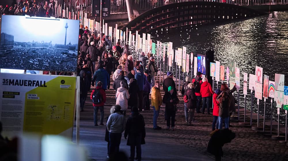 Tausende Menschen waren am Abend unterwegs.  / Foto: Joerg Carstensen/dpa