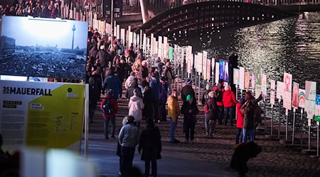 Tausende Menschen waren am Abend unterwegs.  / Foto: Joerg Carstensen/dpa