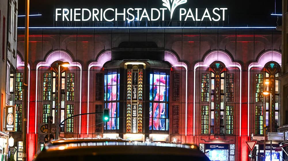 Auch der Friedrichstadt-Palast ist von den Sparmaßnahmen betroffen. (Archivbild)  / Foto: Jens Kalaene/dpa