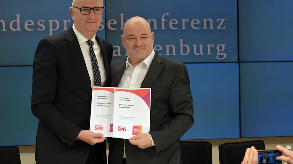 Die SPD Brandenburg von Ministerpräsident Dietmar Woidke (l) hat dem Entwurf für einen Koalitionsvertrag mit dem BSW von Landeschef Robert Crumbach zugestimmt. / Foto: Michael Bahlo/dpa