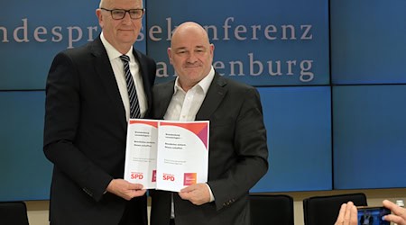 Die SPD Brandenburg von Ministerpräsident Dietmar Woidke (l) hat dem Entwurf für einen Koalitionsvertrag mit dem BSW von Landeschef Robert Crumbach zugestimmt. / Foto: Michael Bahlo/dpa