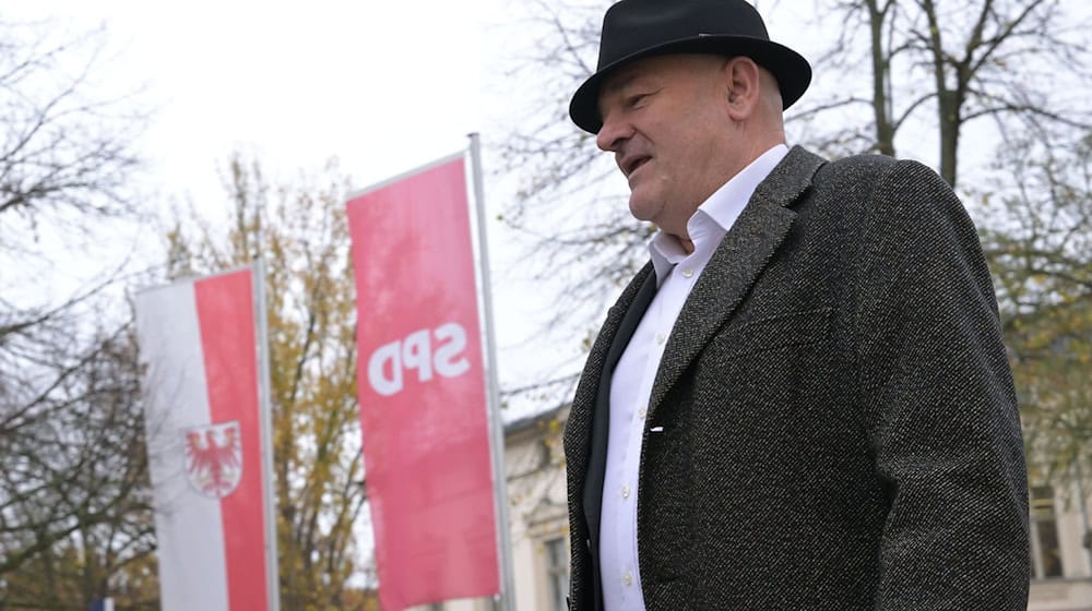 Der Brandenburger BSW-Landesvorsitzende Robert Crumbach äußert sich zum Beginn der Koalitionsverhandlungen mit der SPD. / Foto: Michael Bahlo/dpa