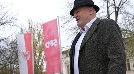 Der Brandenburger BSW-Landesvorsitzende Robert Crumbach äußert sich zum Beginn der Koalitionsverhandlungen mit der SPD. / Foto: Michael Bahlo/dpa