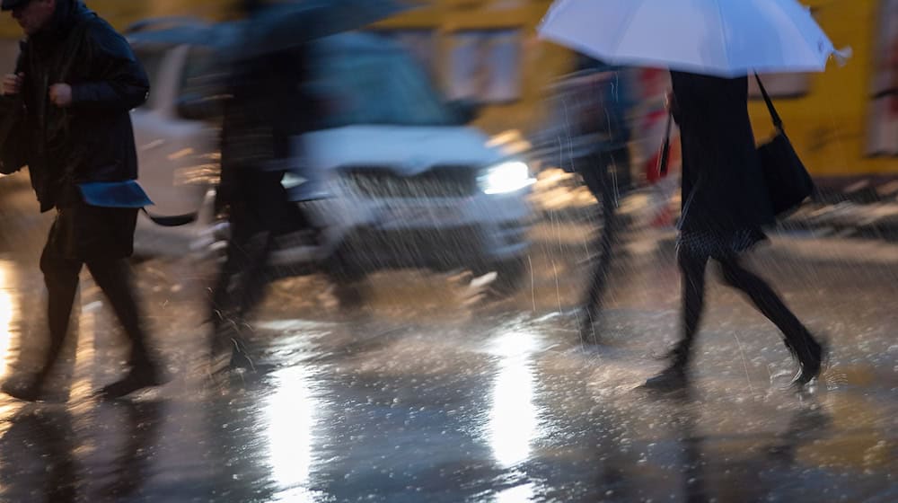 Regenschirmwetter. Bei stürmischem Wind treibt am Donnerstag Regen über Berlin und Brandenburg hinweg. (Symbolbild) / Foto: Monika Skolimowska/dpa-Zentralbild/dpa