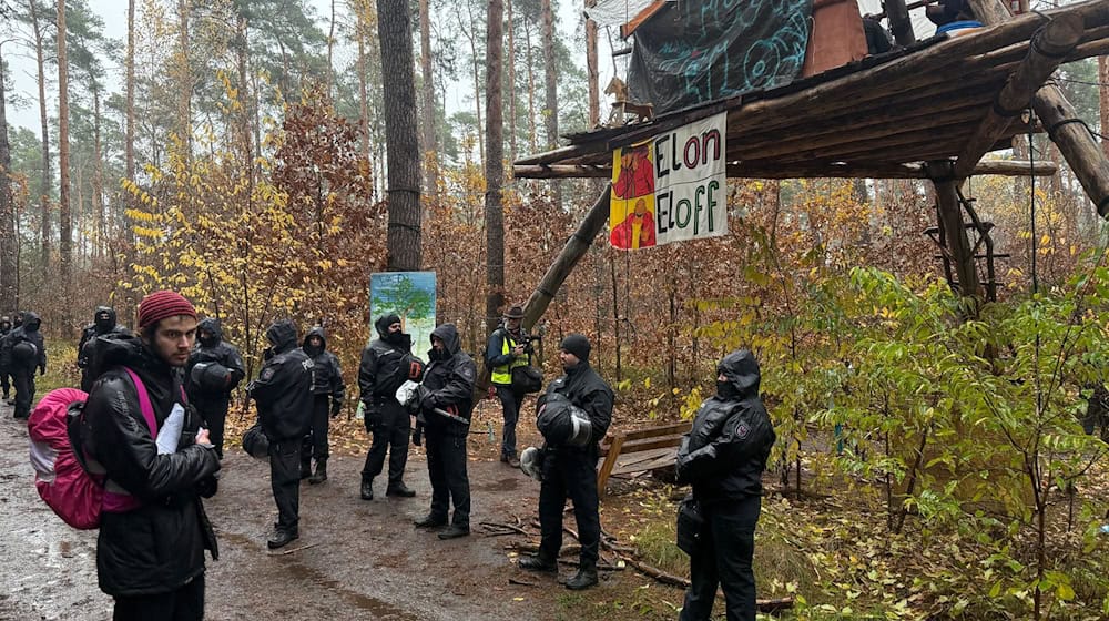 Die Polizei löst das Protestcamp von Tesla-Gegnern im Wald nahe der Tesla-Autofabrik auf. Seit Ende Februar hielten Umweltaktivisten ein Waldstück besetzt.  / Foto: Lutz Deckwerth/dpa