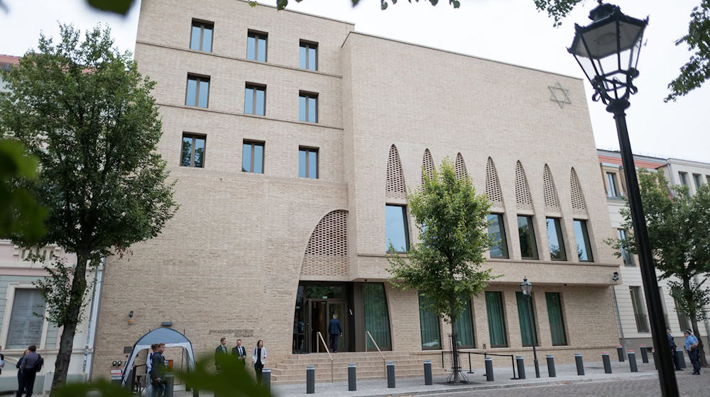 Im neu erbauten Synagogenzentrum in Potsdam wurde die Themenwoche zu jüdischem Leben eröffnet. (Archivbild) / Foto: Sebastian Christoph Gollnow/dpa