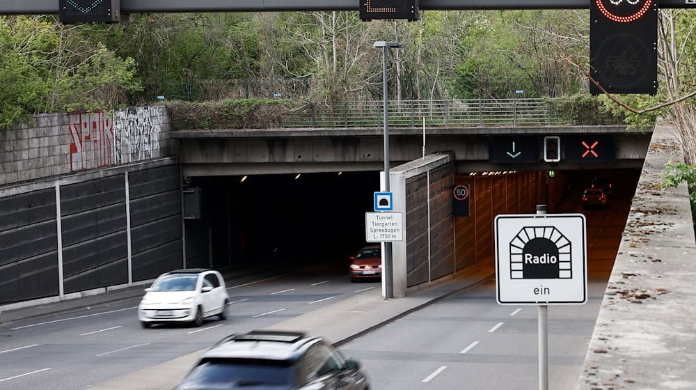 Für Lastwagen bleibt der Tiergartentunnel in Südrichtung bis auf Weiteres gesperrt. (Archivbild) / Foto: Carsten Koall/dpa