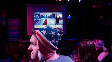 US-Bürger in unserer Region fiebern bei der US-Präsidentenwahl am Wahlabend 2016 mit. Auch dieses Jahr finden am Wahlabend in Berlin und Brandenburg Veranstaltungen statt. (Archivbild) / Foto: picture alliance / dpa