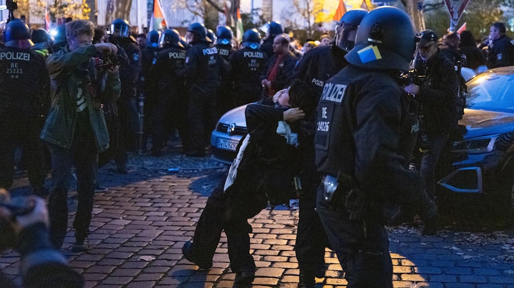 Bei einer propalästinensischen Demonstration werden elf Polizisten verletzt. (Archivbild) / Foto: Christophe Gateau/dpa