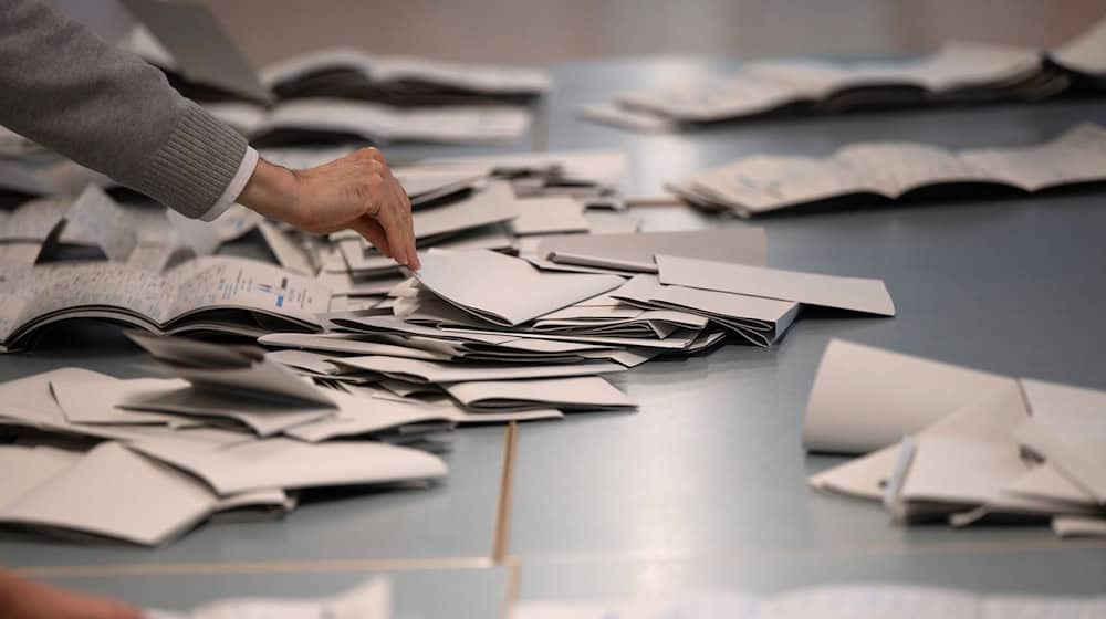 Allein in Potsdam und Frankfurt (Oder) werden gut 2.000 Wahlhelferinnen und Wahlhelfer für die Neuwahl am 23. Februar benötigt. (Archivbild) / Foto: Sebastian Gollnow/dpa