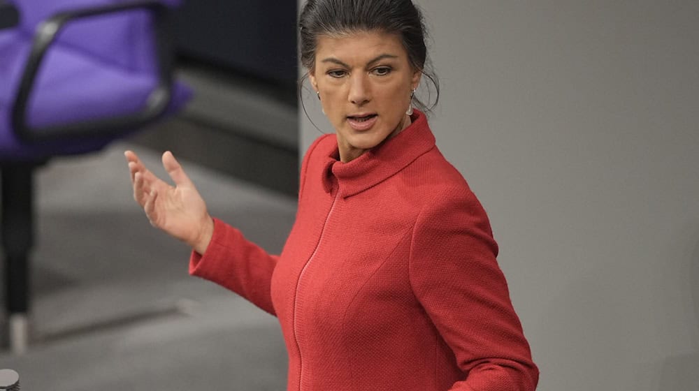 Sahra Wagenknecht sieht die Stationierung von Arrow-3-Raketen in Brandenburg kritisch - will aber die geplante Koalition mit der SPD darüber nicht platzen lassen (Archivbild). / Foto: Michael Kappeler/dpa