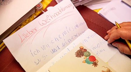 Tausende Briefe erreichen jedes Jahr den Weihnachtsmann in seiner Wunschzettelfiliale in Himmelpfort. (Symbolbild) / Foto: Fabian Sommer/dpa