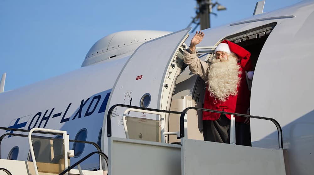 Besuch aus Lappland: Am BER ist der Weihnachtsmann gelandet. / Foto: Joerg Carstensen/dpa