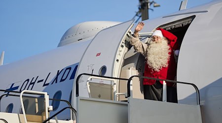 Besuch aus Lappland: Am BER ist der Weihnachtsmann gelandet. / Foto: Joerg Carstensen/dpa