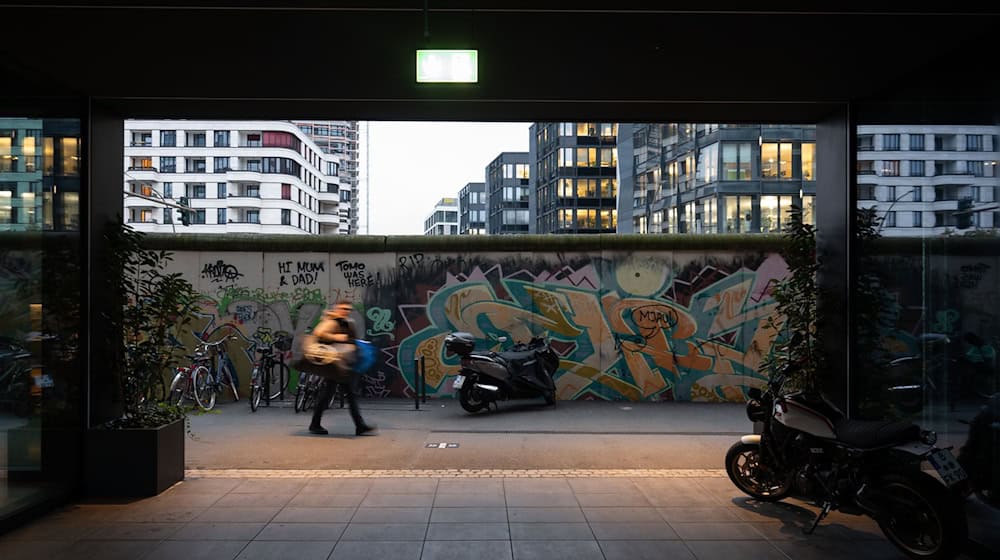 Entlang des ehemaligen Mauerverlaufs werden Demoschilder von früher und 5.000 neu gestaltete Plakate ausgestellt. (Archivbild) / Foto: Sebastian Gollnow/dpa