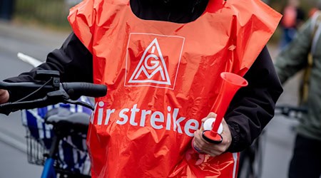 In Brandenburg ruft die IG Metall für Montag im Tarifkonflikt in der Metall- und Elektroindustrie noch einmal zu Warnstreiks in der Region Ludwigsfelde auf. (Archivbild) / Foto: Hauke-Christian Dittrich/dpa