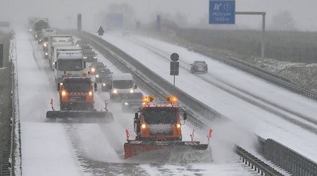 Im gesamten Gebiet der Autobahn GmbH in Deutschland seien 6.300 Straßenwärterinnen und Straßenwärter rund um die Uhr im Einsatz (Archivbild). / Foto: Patrick Pleul/dpa-Zentralbild/ZB