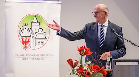 Brandenburgs Ministerpräsident Dietmar Woidke (SPD) sagt den Städten und Gemeinden Unterstützung zu. / Foto: Patrick Pleul/dpa