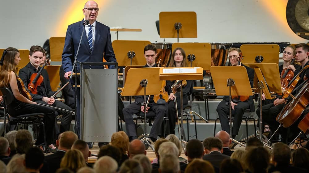 Festakt zum 35. Jahrestag des Mauerfalls in Frankfurt (Oder): Brandenburgs Ministerpräsident Woidke erinnert an das «Glücksgefühl», als die Grenzen geöffnet wurden.  / Foto: Patrick Pleul/dpa