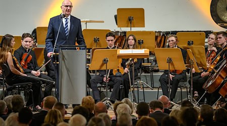 Festakt zum 35. Jahrestag des Mauerfalls in Frankfurt (Oder): Brandenburgs Ministerpräsident Woidke erinnert an das «Glücksgefühl», als die Grenzen geöffnet wurden.  / Foto: Patrick Pleul/dpa