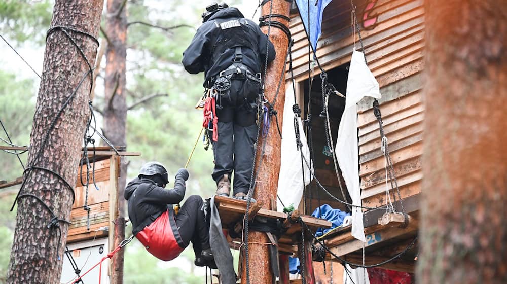 Höhenretter der Polizei sind bei der Räumung des Protestcamps der Tesla-Gegner an einem Baumhaus im Einsatz. / Foto: Sebastian Christoph Gollnow/dpa