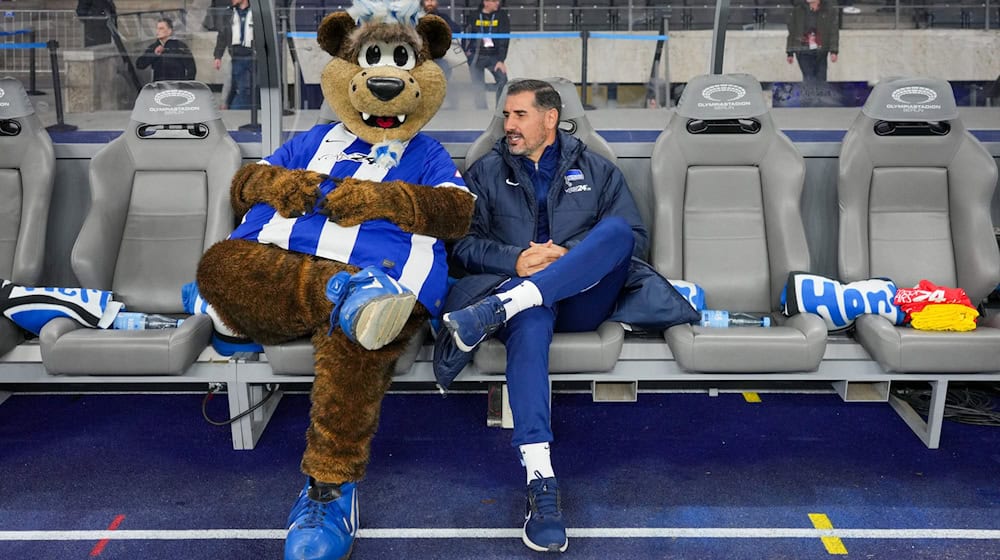 Hertha-Trainer Cristian Fiél machte trotz der prekären Personallage auch einen Spaß. / Foto: Soeren Stache/dpa