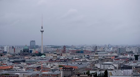 Herbstlich grau, doch zunächst noch niederschlagsfrei startet das Wochenende in Berlin und Brandenburg. Der Sonntag hält jedoch auch Regen bereit. (Symbolbild)  / Foto: Christoph Soeder/dpa