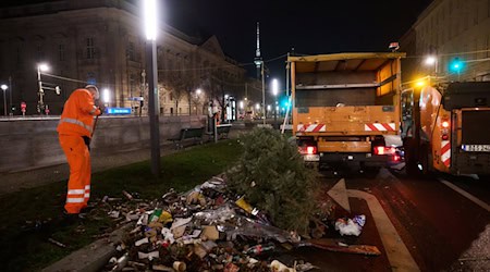 500 BSR-Beschäftigte beseitigen am Neujahrstag den Müll der Silvesternacht. (Archivbild)  / Foto: Annette Riedl/dpa