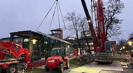 Die tonnenschwere Brücke wird bei laufendem Betrieb des Krankenhauses installiert. / Foto: Lutz Deckwerth/TNN/dpa