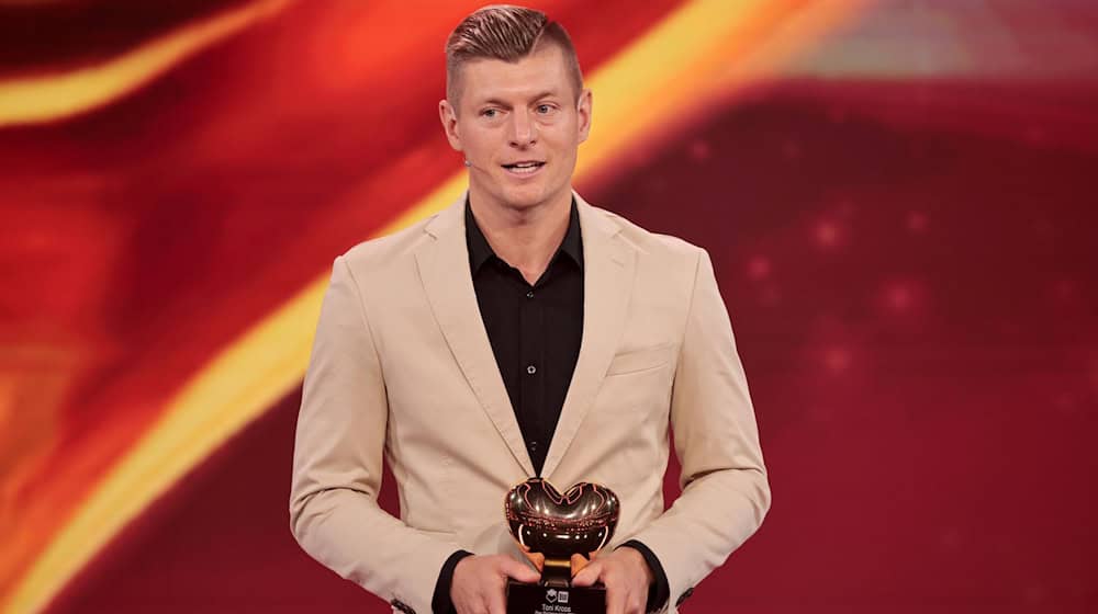 Der ehemalige Fußball-Weltmeister Toni Kroos hilf schwer kranken Kindern. / Foto: Carsten Koall/dpa