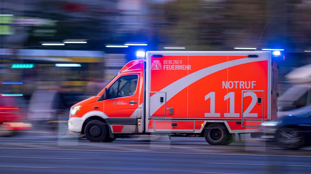 Ein Mensch ist bei einem Unfall in Berlin-Mitte schwer verletzt worden. (Symbolbild) / Foto: Monika Skolimowska/dpa