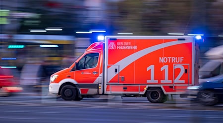 Ein Mensch ist bei einem Unfall in Berlin-Mitte schwer verletzt worden. (Symbolbild) / Foto: Monika Skolimowska/dpa