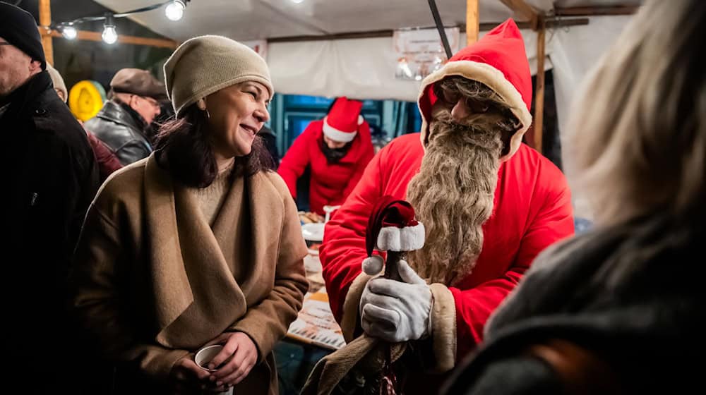 Außenministerin Annalena Baerbock (Grüne) besuchte am Sonntag den Weihnachtsmarkt in Kleinmachnow. / Foto: Christoph Soeder/dpa