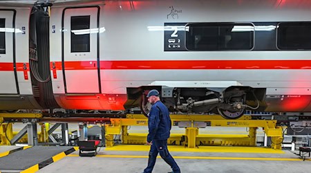 Eine Halle des ICE-Instandhaltungswerks in Cottbus ist bereits seit Jahresanfang in Betrieb. (Archivbild) / Foto: Patrick Pleul/dpa