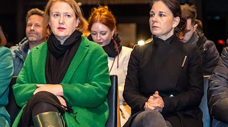 Die beiden Bundesministerinnen Lisa Paus und Annalena Baerbock in der Gedächtniskirche am Breitscheidplatz.  / Foto: Andreas Gora/dpa