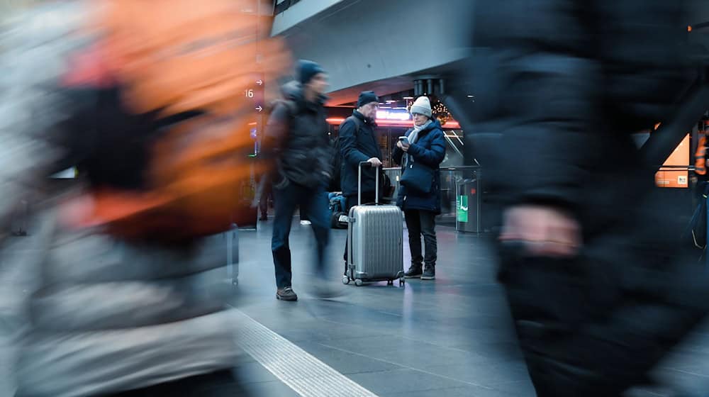 An Heiligabend fahren auf manchen Strecken längere Züge. / Foto: Paul Zinken/dpa