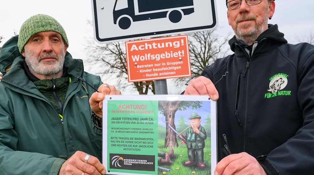 Ein Bündnis von Initiativen protestiert gegen das Aufstellen der Hinweisschilder «Achtung Wolfsgebiet» im Amt Seelow-Land. Artenschützer halten es für Panikmache. / Foto: Patrick Pleul/dpa