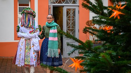 Das Jänschwalder Christkind und eine Begleiterin besuchen das Wendische Museum Cottbus. Dieser regionale Vorweihnachtsbrauch ist in der Niederlausitzer Trachtenregion nur noch in der Gemeinde Jänschwalde lebendig geblieben.  / Foto: Patrick Pleul/dpa/ZB