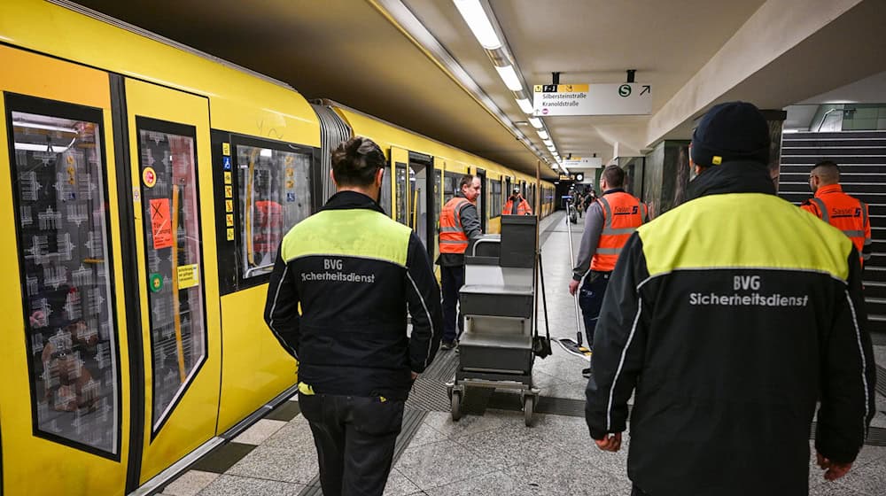 Seit dem Frühjahr sind Reinigungs- und Sicherheitskräfte rund um die Uhr gemeinsam auf der U8 unterwegs - nun wird das Projekt auf weitere Linien ausgeweitet. (Archivbild) / Foto: Jens Kalaene/dpa