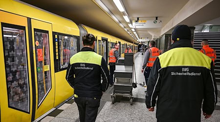 Seit dem Frühjahr sind Reinigungs- und Sicherheitskräfte rund um die Uhr gemeinsam auf der U8 unterwegs - nun wird das Projekt auf weitere Linien ausgeweitet. (Archivbild) / Foto: Jens Kalaene/dpa