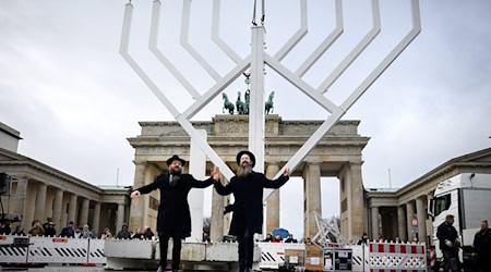 Rabbiner Yehuda Teichtal (l) und Rabbi Shmuel Segal tanzten bei der Einweihung des nach Veranstalterangaben größten Chanukka-Leuchters Europas auf dem Pariser Platz am Montag. (Archivbild) / Foto: Bernd von Jutrczenka/dpa