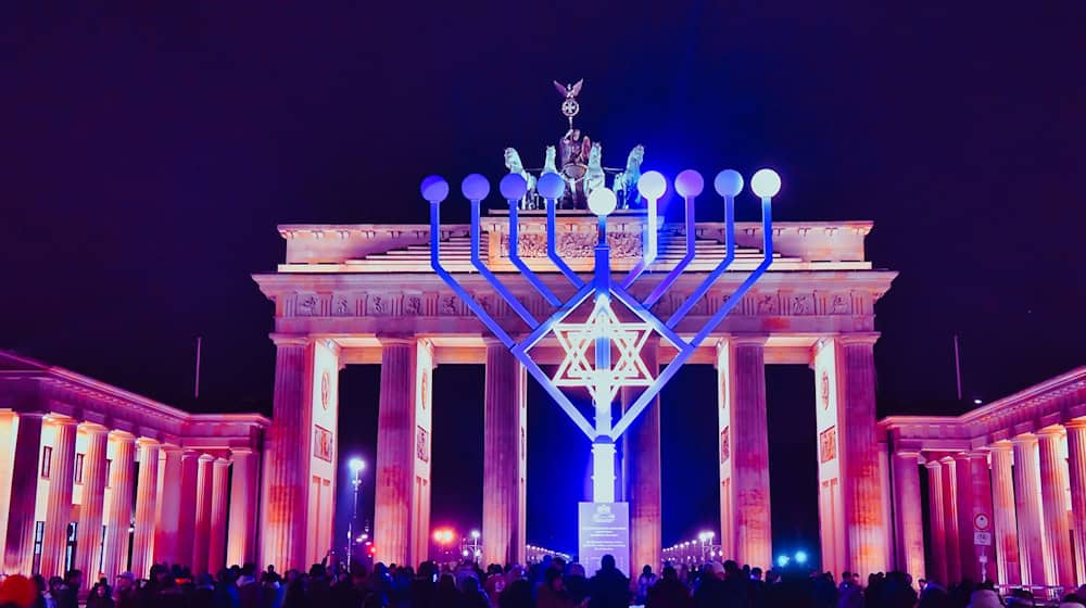 Der Chanukka-Leuchter vor dem Brandenburger Tor gilt als Zeichen eines lebendigen Judentums in Deutschland (Foto aktuell). / Foto: Paul Zinken/dpa