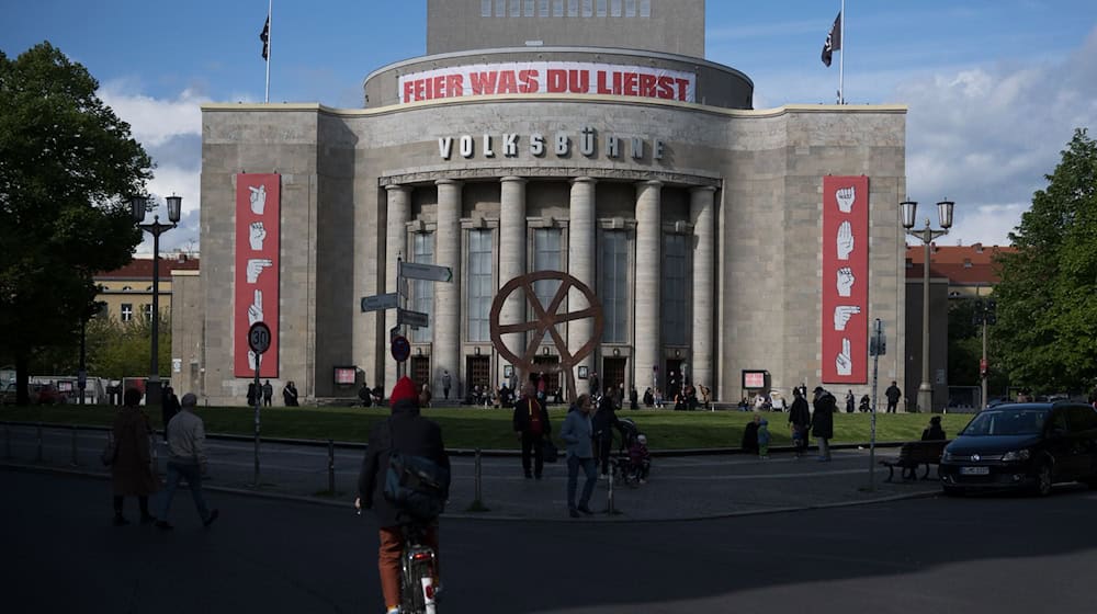 Im Februar war der Intendant der Volksbühne, René Pollesch, unerwartet gestorben. Das Theater organisierte eine Gedenkfeier. (Archivbild) / Foto: Sebastian Christoph Gollnow/dpa