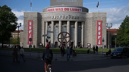 Im Februar war der Intendant der Volksbühne, René Pollesch, unerwartet gestorben. Das Theater organisierte eine Gedenkfeier. (Archivbild) / Foto: Sebastian Christoph Gollnow/dpa