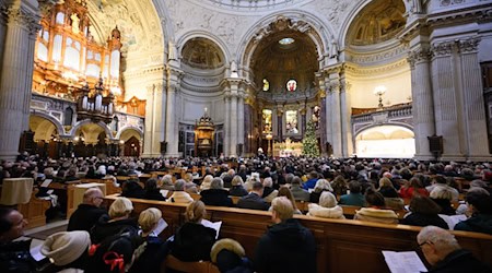 Die Bänke im Berliner Dom waren am Mittag voll. / Foto: Bernd von Jutrczenka/dpa