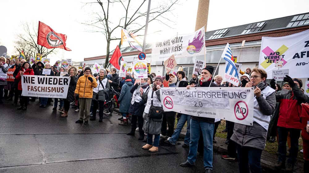 Rund 200 Teilnehmer demonstrierten während des AfD-Parteitags vor der Geschäftsstelle gegen die Partei.  / Foto: Fabian Sommer/dpa