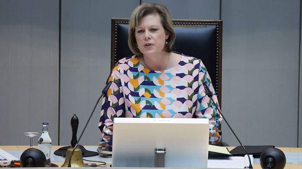 Parlamentspräsidentin Cornelia Seibeld behält im Blick, ob Abgeordnete sich im Plenarsaal an die Regeln halten. (Archivbild) / Foto: Jörg Carstensen/dpa