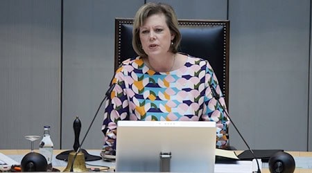 Parlamentspräsidentin Cornelia Seibeld behält im Blick, ob Abgeordnete sich im Plenarsaal an die Regeln halten. (Archivbild) / Foto: Jörg Carstensen/dpa